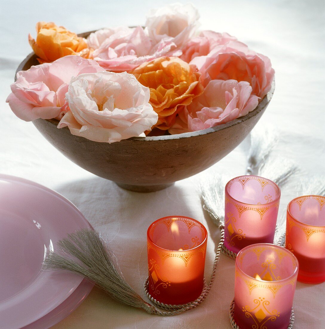 Orientalische Tischdeko mit Rosen und Kerzen