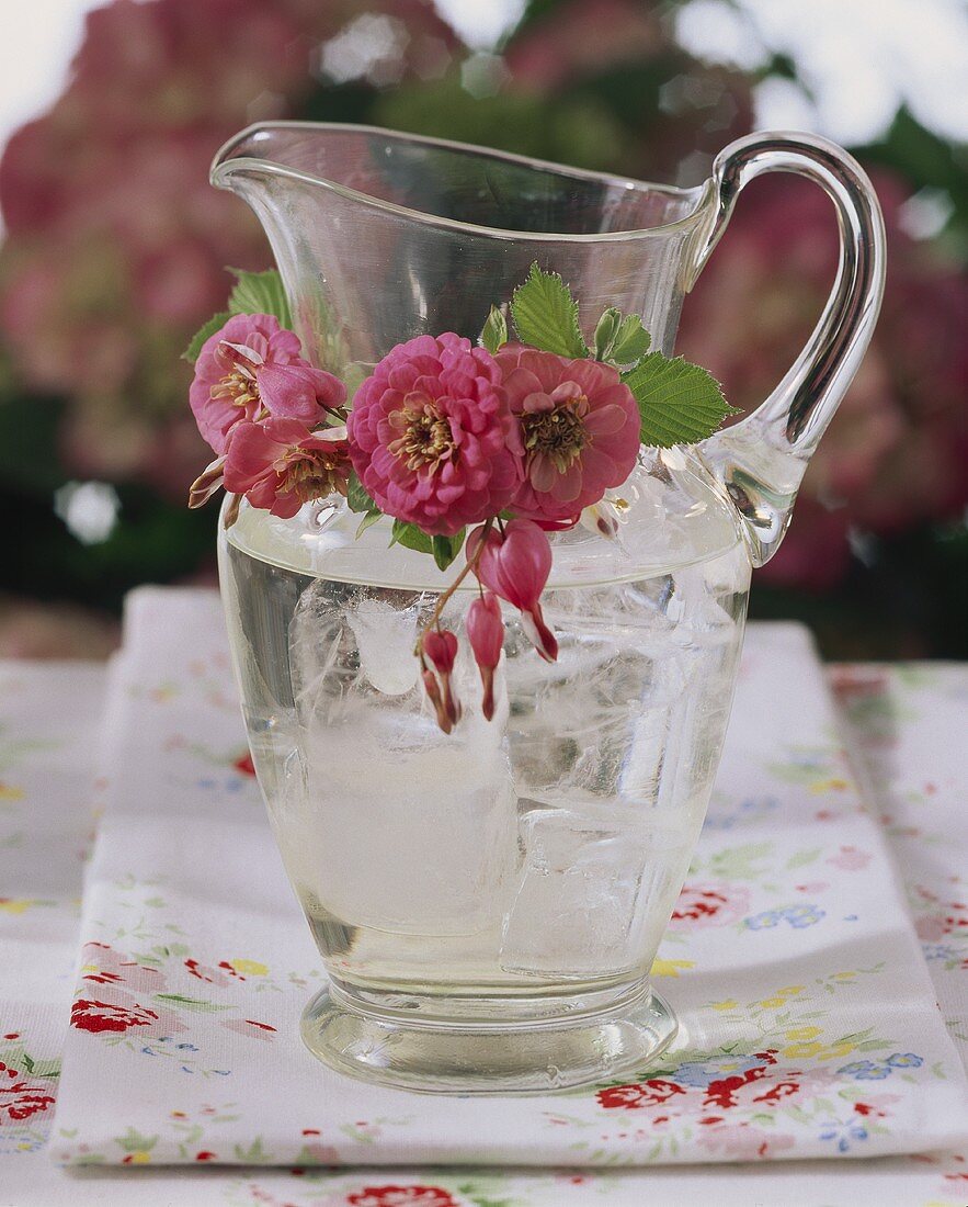 Wasserkrug mit Blumendeko