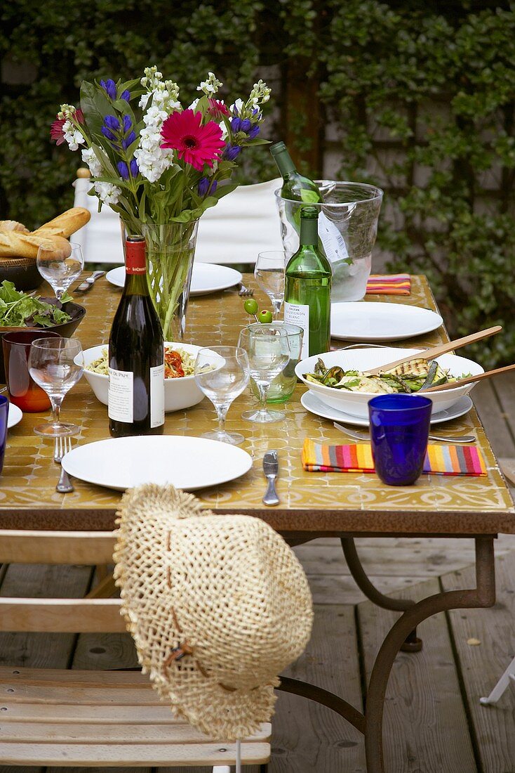 Gedeckter Tisch für eine Gartenparty im Freien