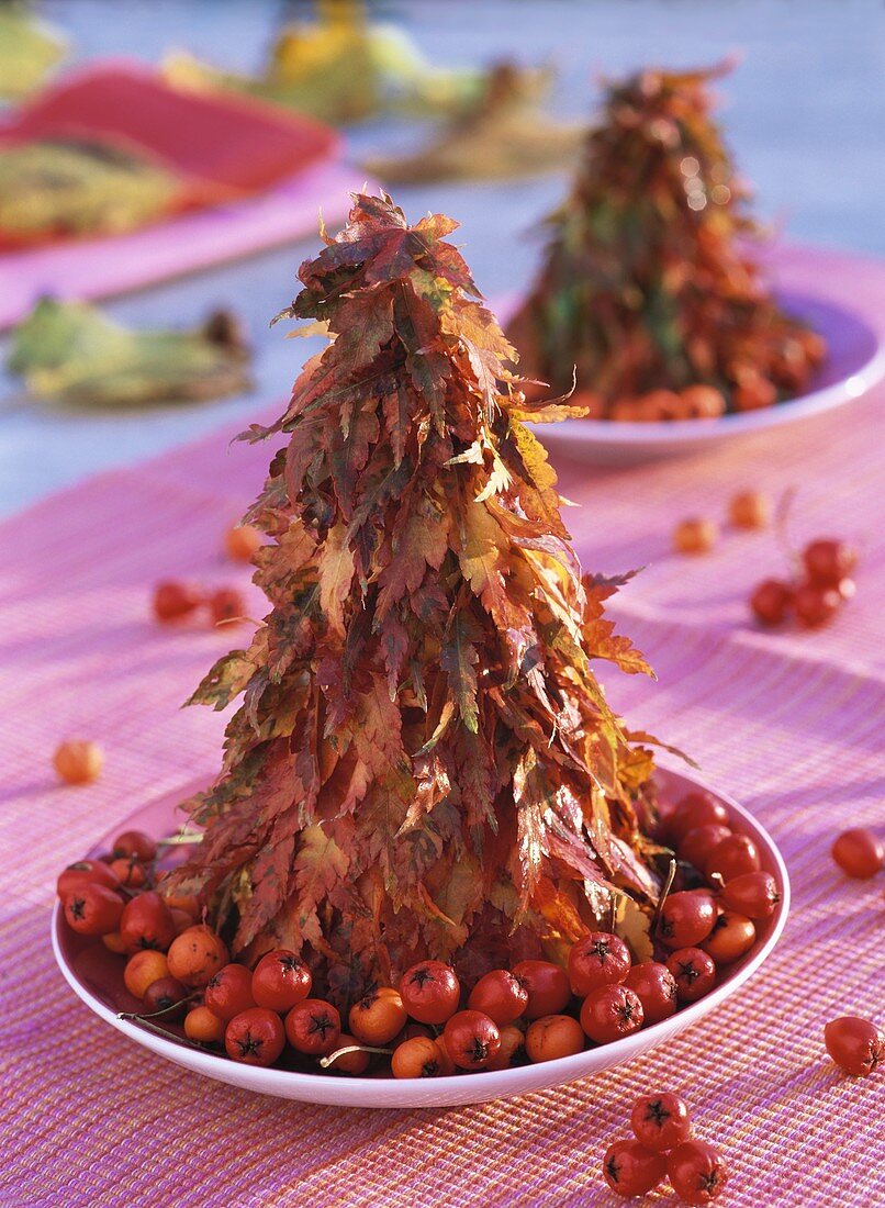 Autumnal table decoration: pyramids of maple leaves