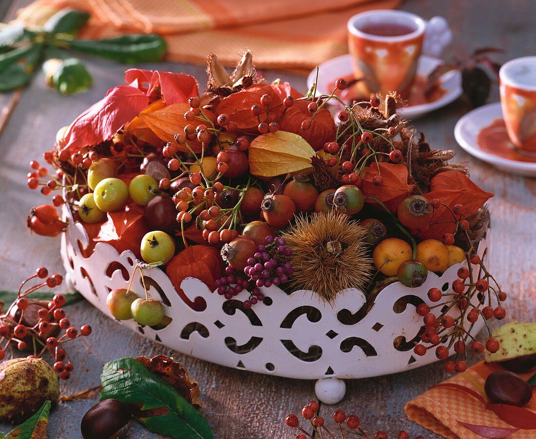 Herbstliche Tischdeko: Schale mit Hagebutten, Zierapfel etc.