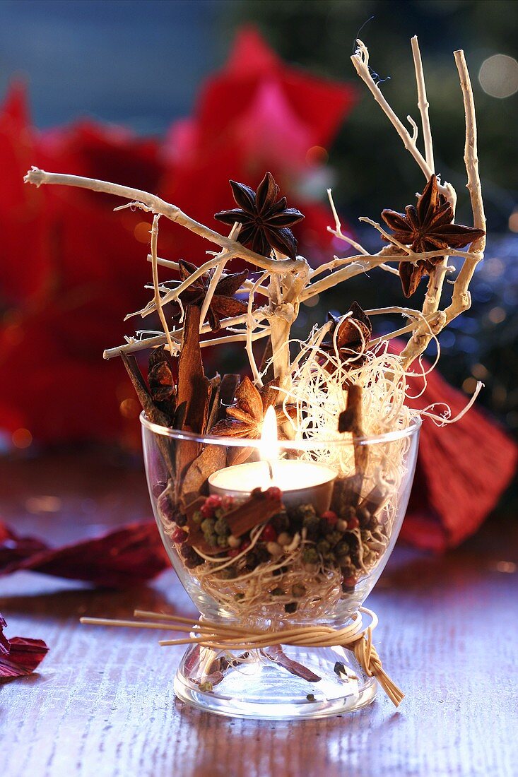 Weihnachtliche Tischdeko mit Gewürzen und Kerze