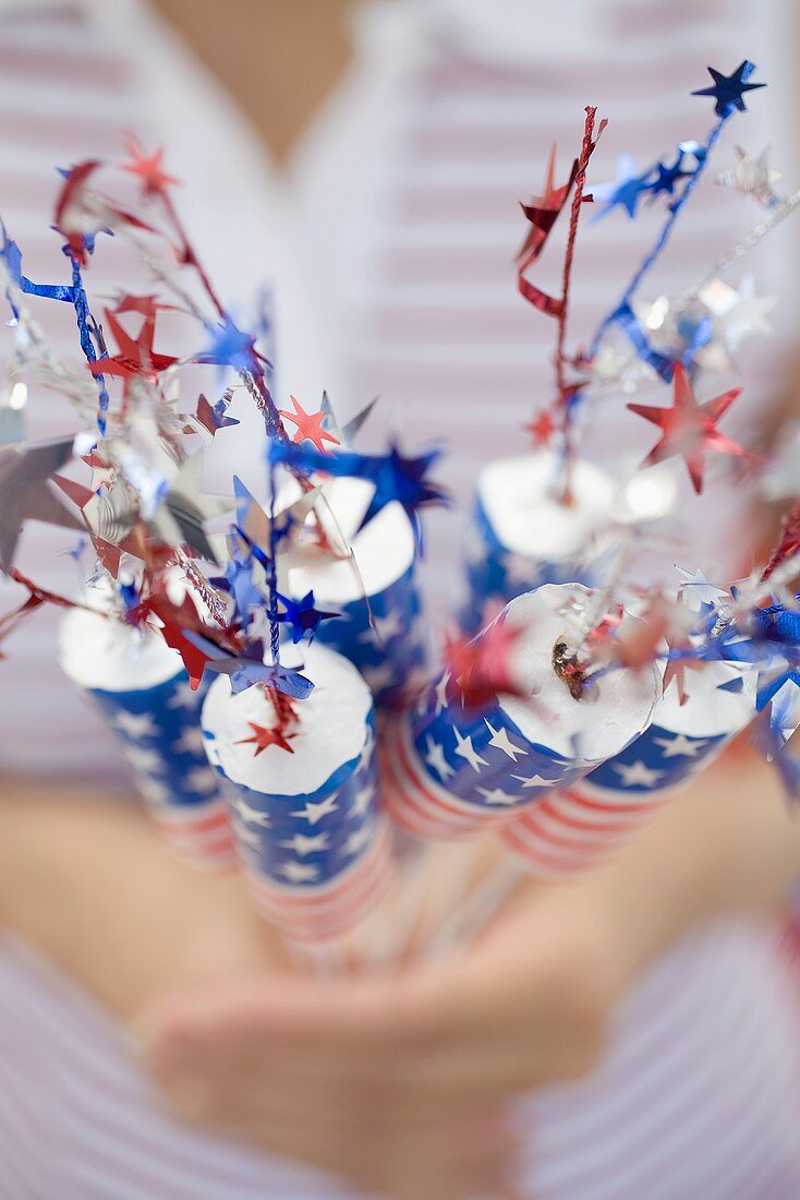 Frau hält Wunderkerzen (4th of July, USA)