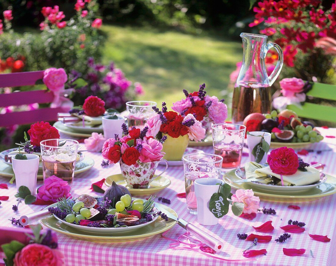 Sommertisch mit Rosen und Obst