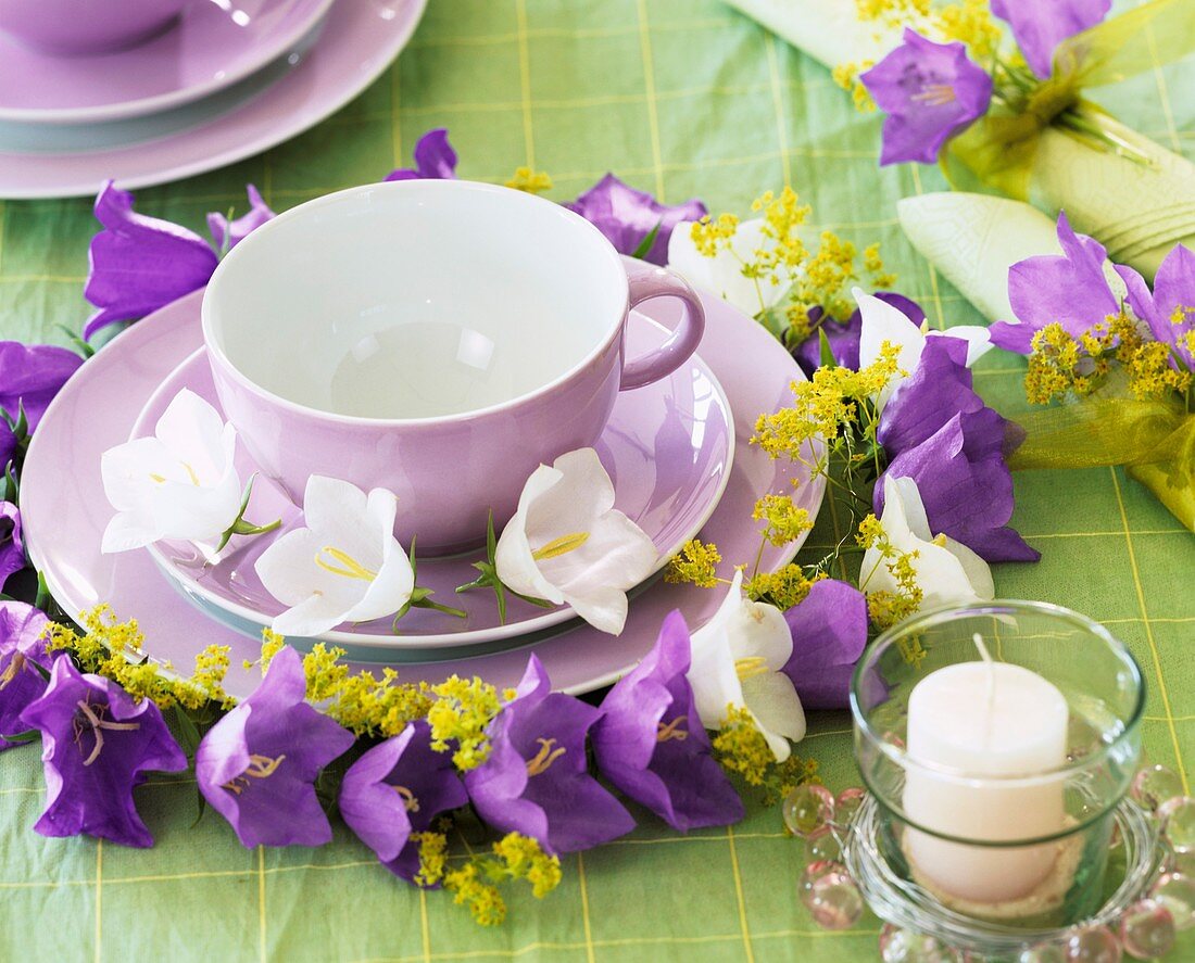 Tischdeko mit weissen und blauen Blüten der Glockenblume