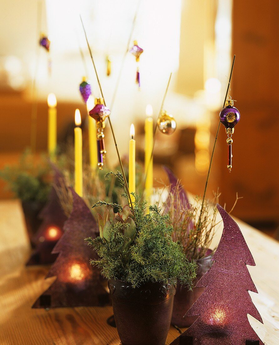 Acrylbäumchen mit Kerzen und Gesteck mit Baumschmuck
