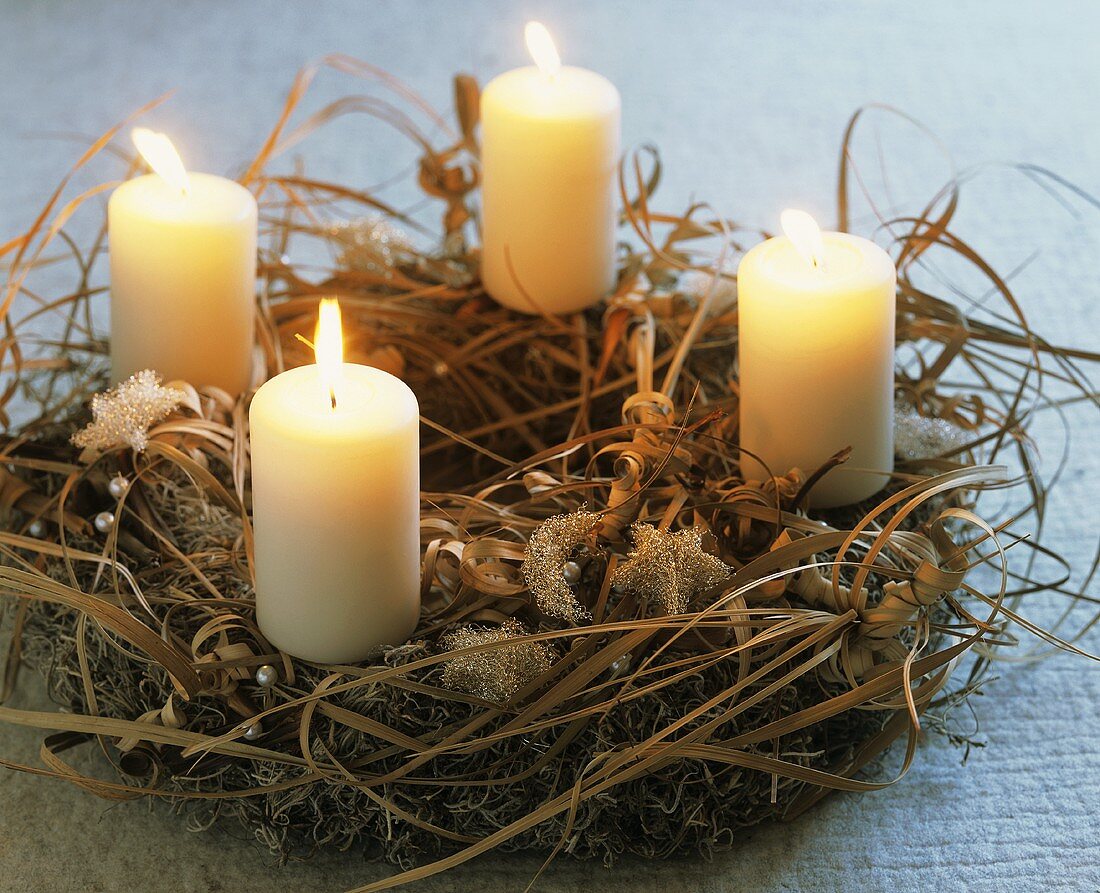 Adventskranz mit brennenden Kerzen