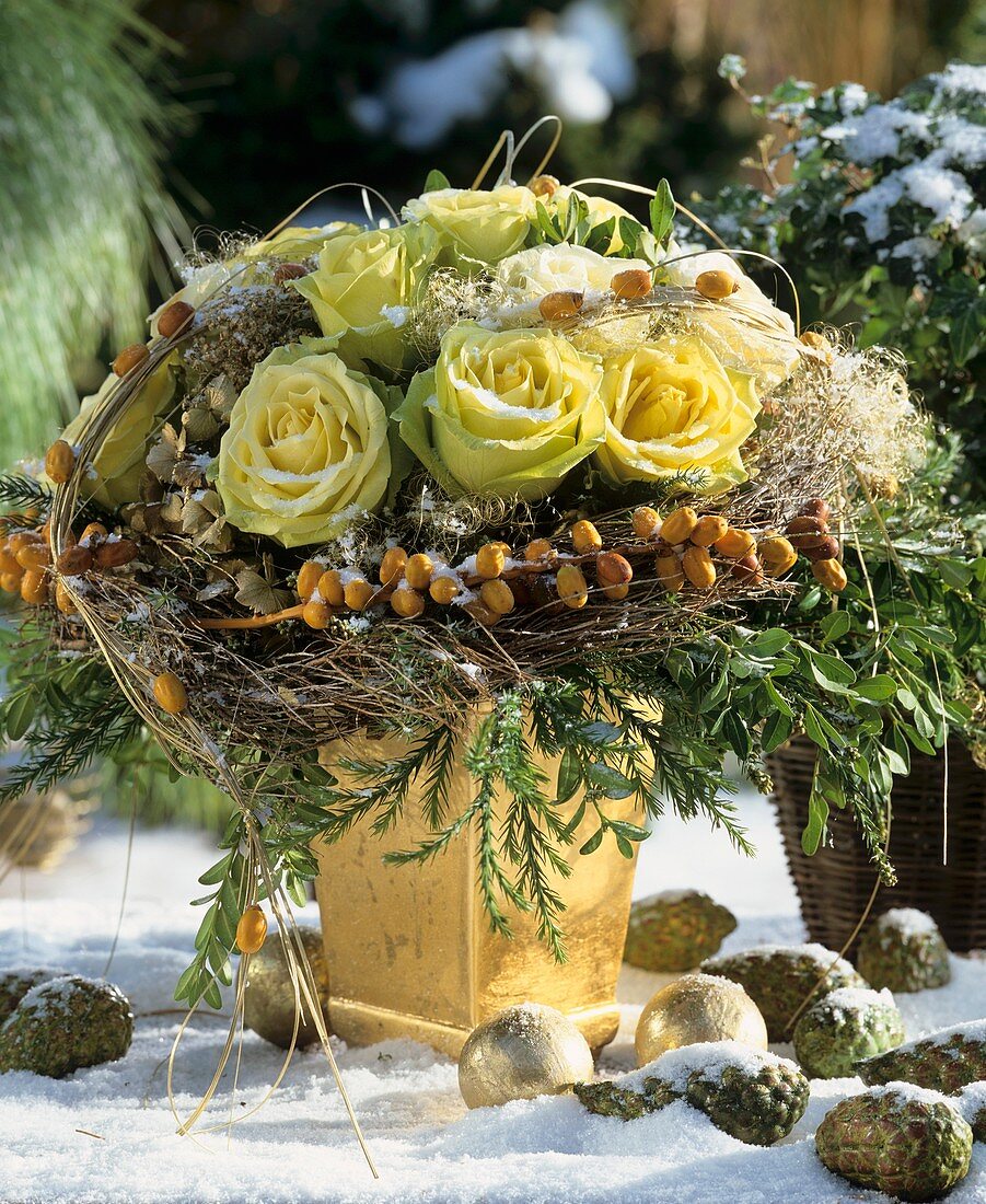 Winterstrauss aus gelben Rosen, Zypressen & Dattelzweigen