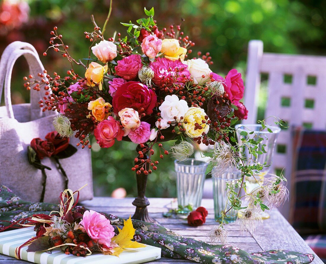 Üppiges Bouquet mit Rosen, Hagebutten und Clematisranken
