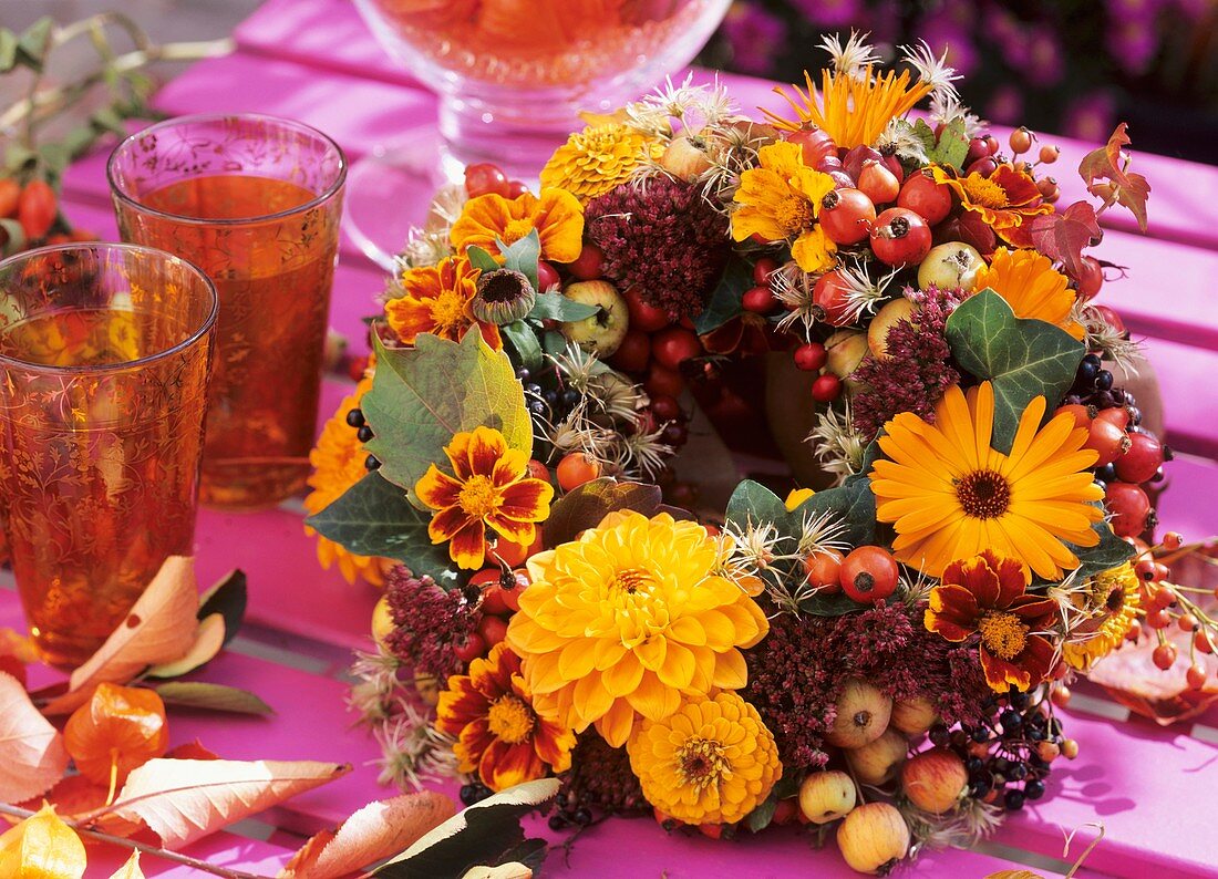 Herbstkranz mit Dahlien, Studentenblumen und Ringelblumen
