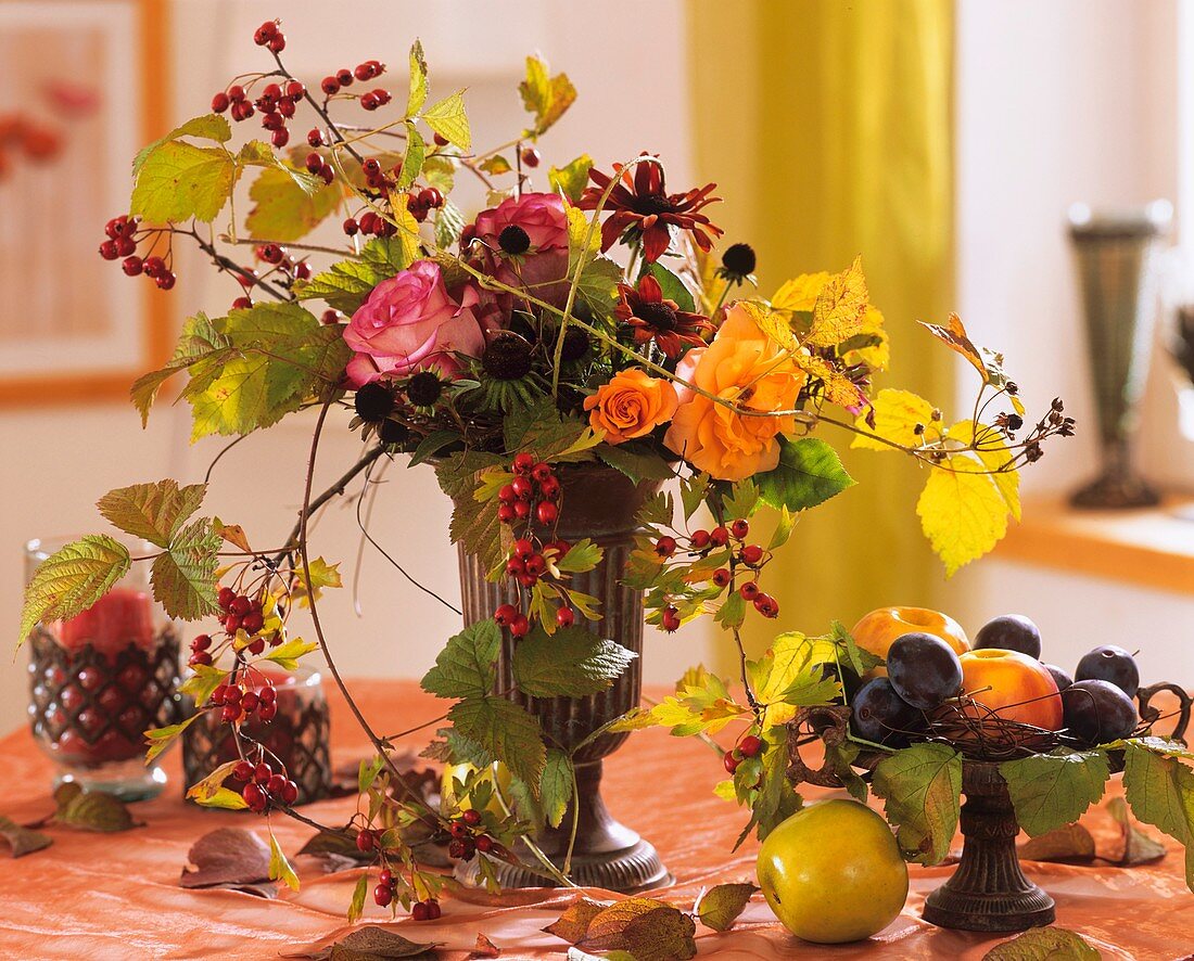 Vase mit Rosenblüten, Fruchtstände von Sonnenhut & Weissdorn
