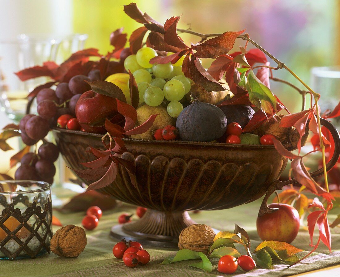 Herbstliche Obstschale mit Feigen, Weintrauben und Nüssen