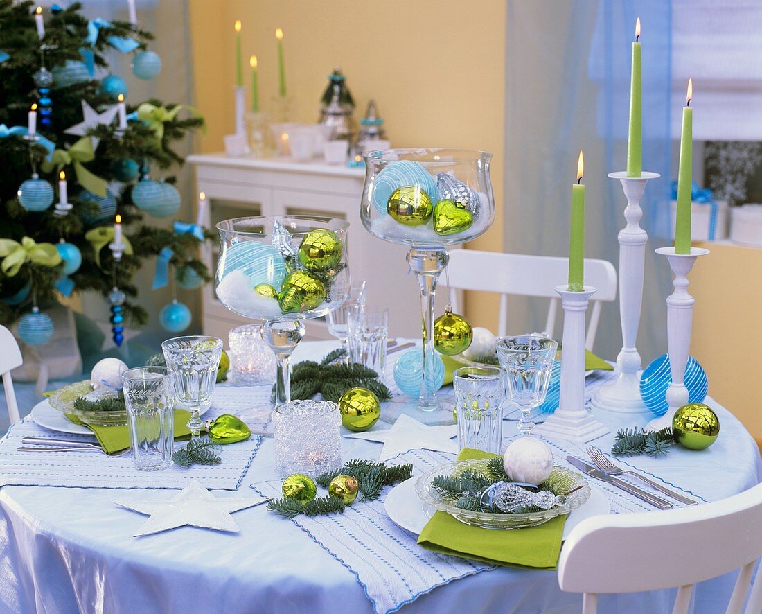 Weihnachtliche Tischdeko in blau und grün