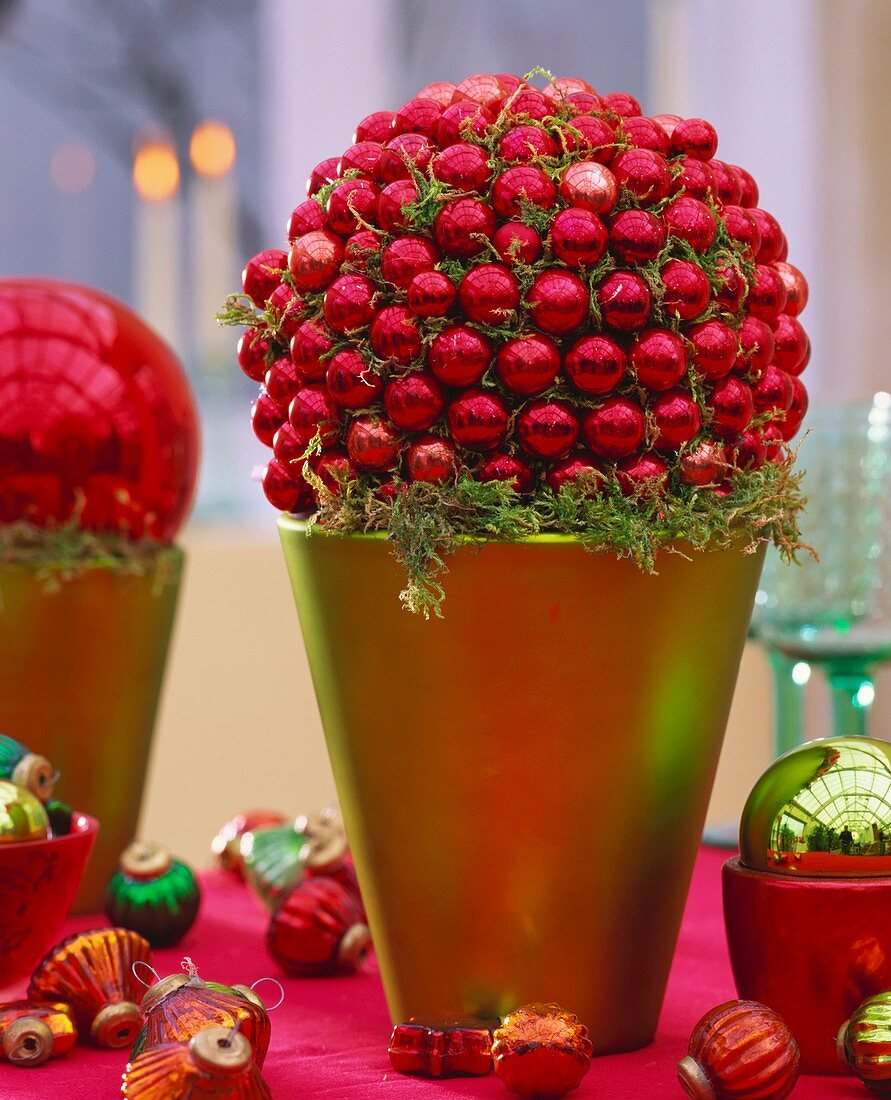 Christmas decoration: red baubles and moss in cache-pot