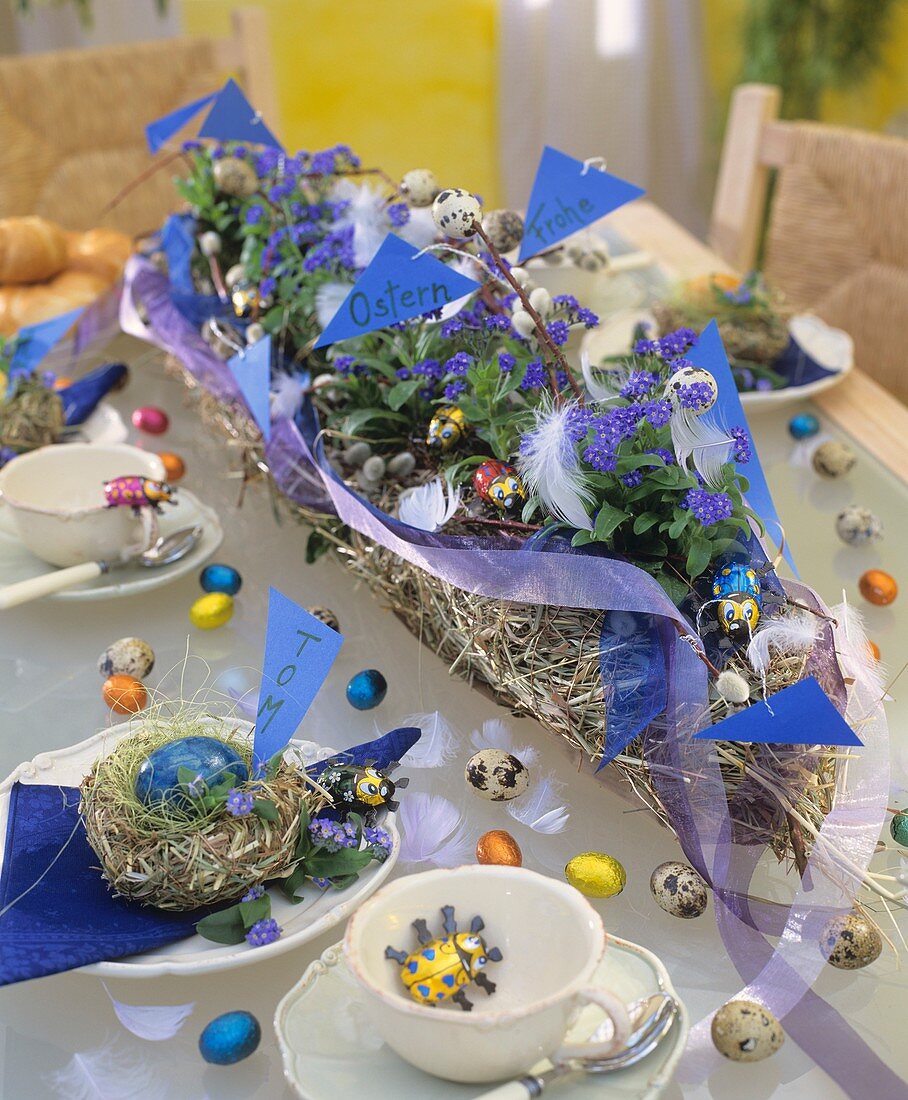 Österliche Tischdeko: Blumengirlande, Schokoeier, Wachteleier