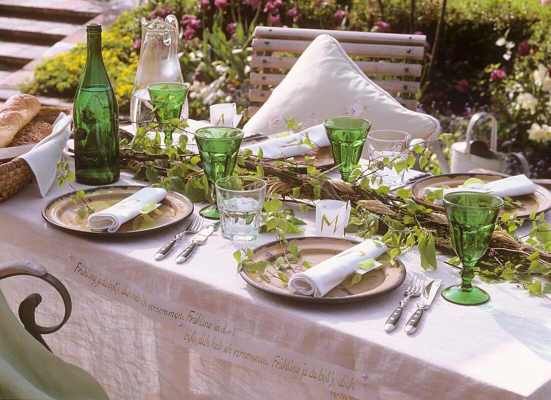 Gedeckter Tisch mit Birkenzweigen dekoriert