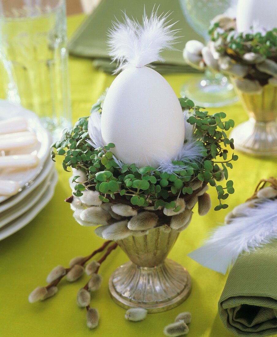 Eierbecher mit Ei und Feder, Kresse und Palmkätzchen