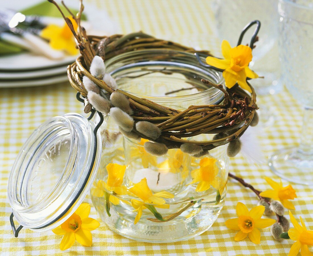 Einmachglas als Windlicht mit Narzissen und Palmkätzchen