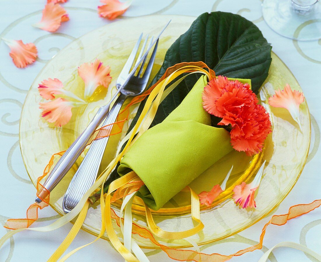 Place-setting decorated with carnation and loquat leaf