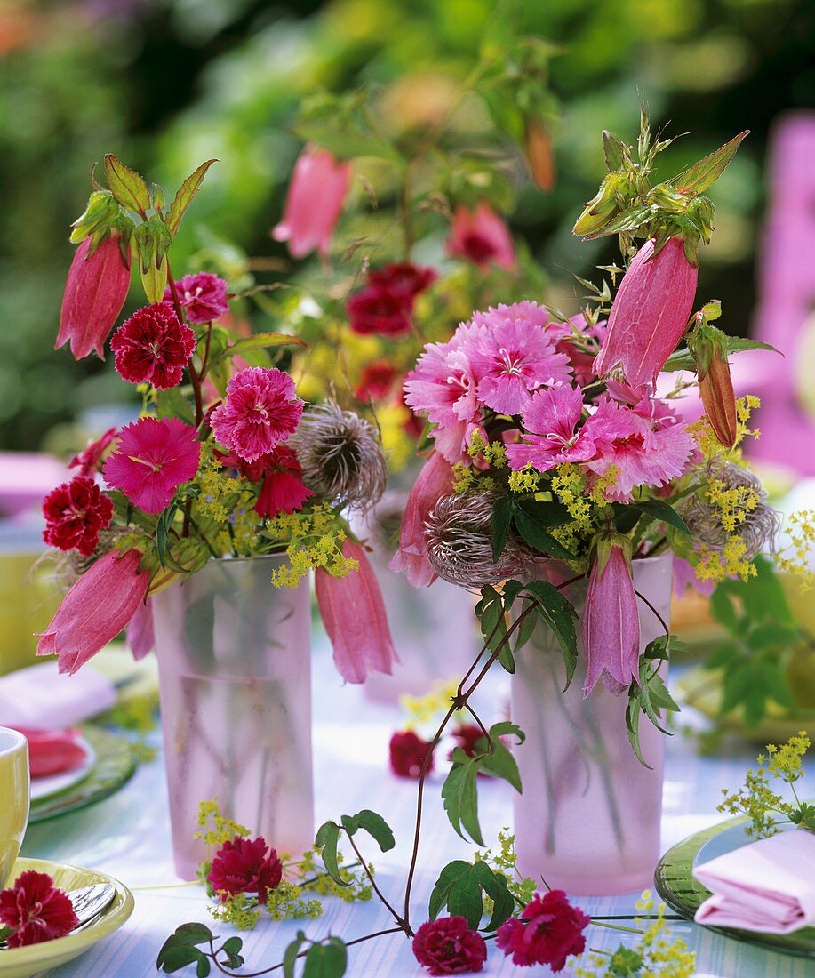 Sträusse aus Nelken, Glockenblumen, Frauenmantel und Waldrebe