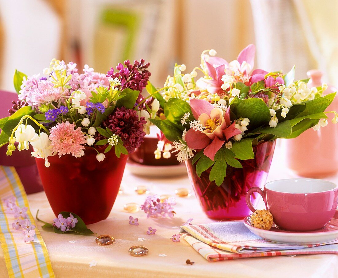 Kleine Sträusse aus Frühlingblumen als Tischdeko