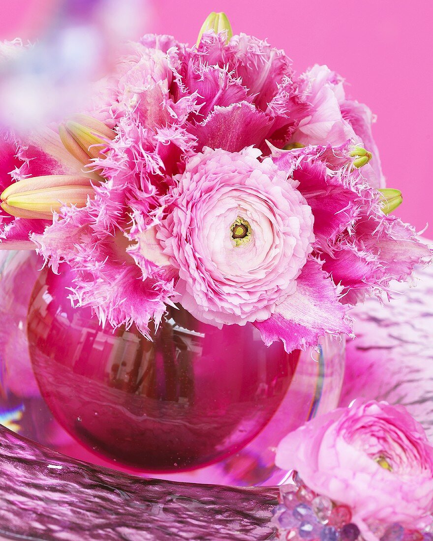 Pinkfarbener Frühlingsstrauss mit Tulpen und Ranunkeln