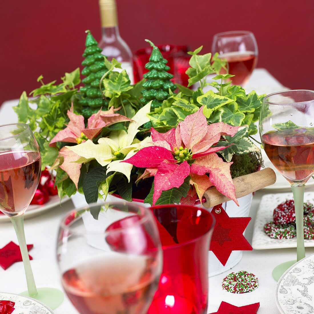 Weihnachtstisch mit Blumendeko und Roseweingläsern