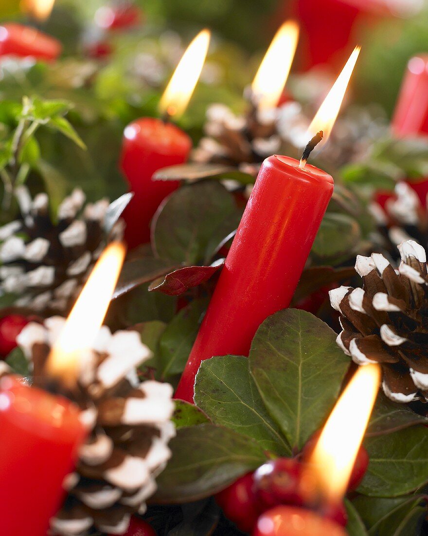 Weihnachtsdeko mit Kerzen und Pinienzapfen