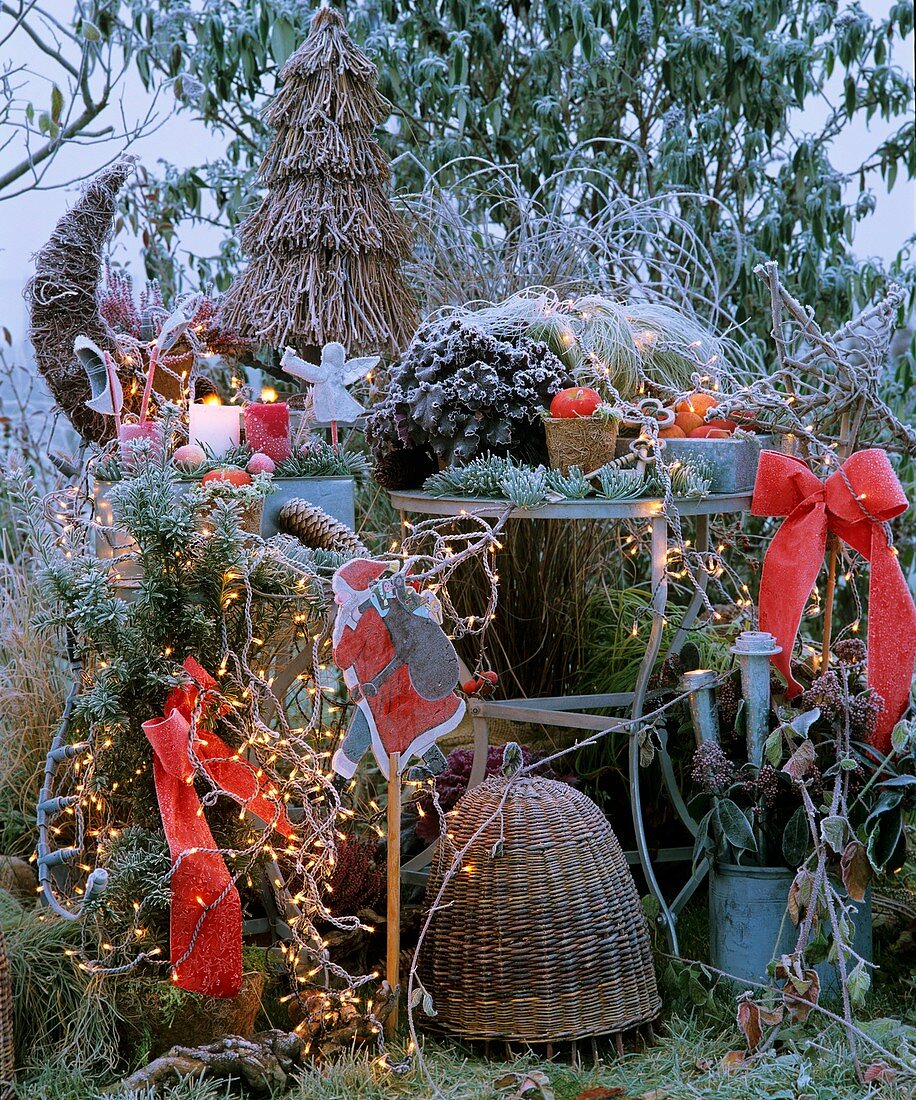Weihnachtliche Dekoration im Garten