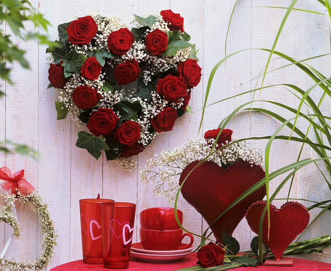 Herzförmiges Blumengesteck und Herzdeko zum Valentinstag