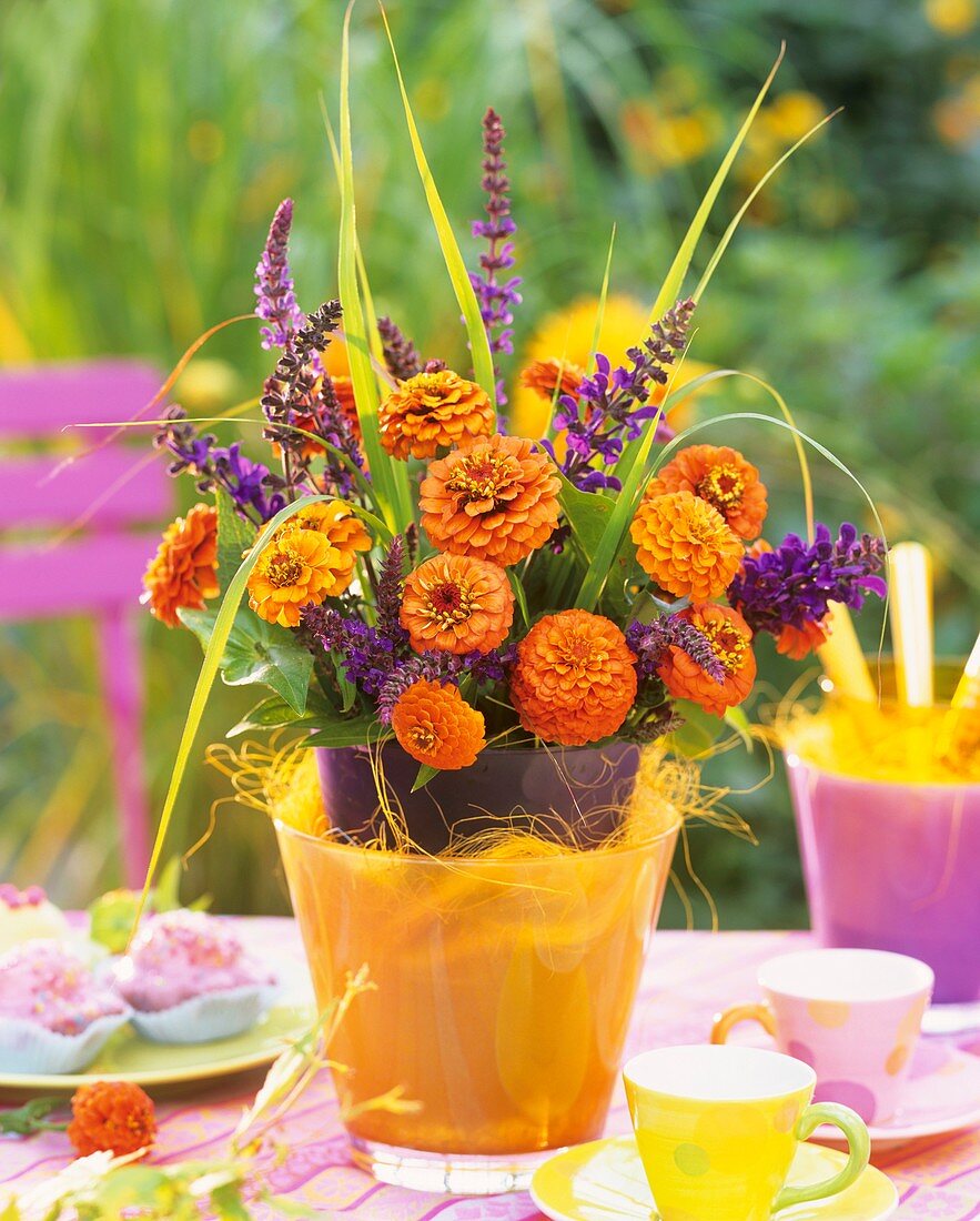 Sommerlicher Blumenstrauss mit Zinnien und Ziersalbei