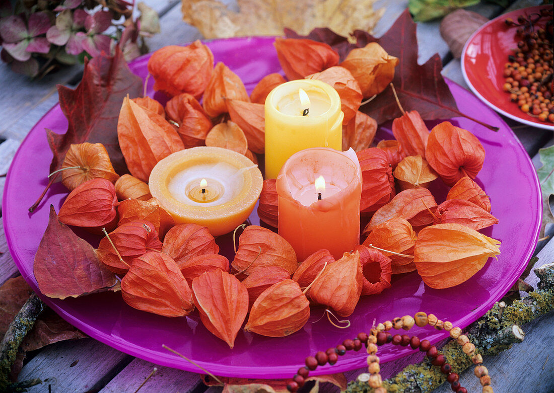 Schale mit Kerzen und Lampionblumen