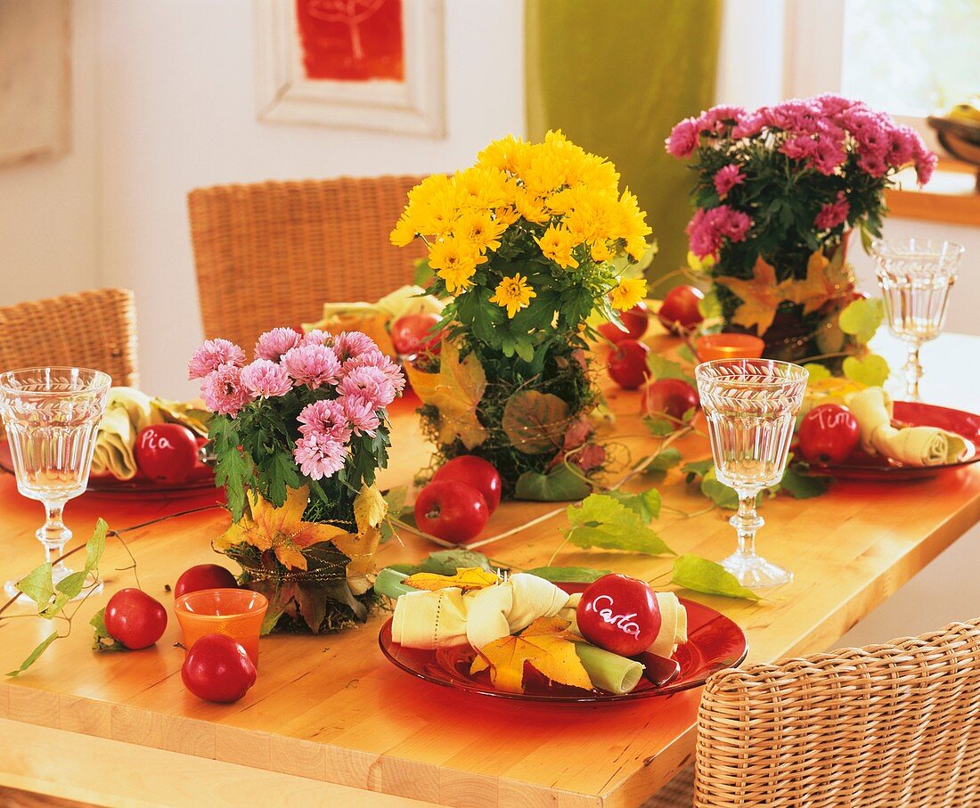 Herbstlicher Tisch mit Chrysanthemen
