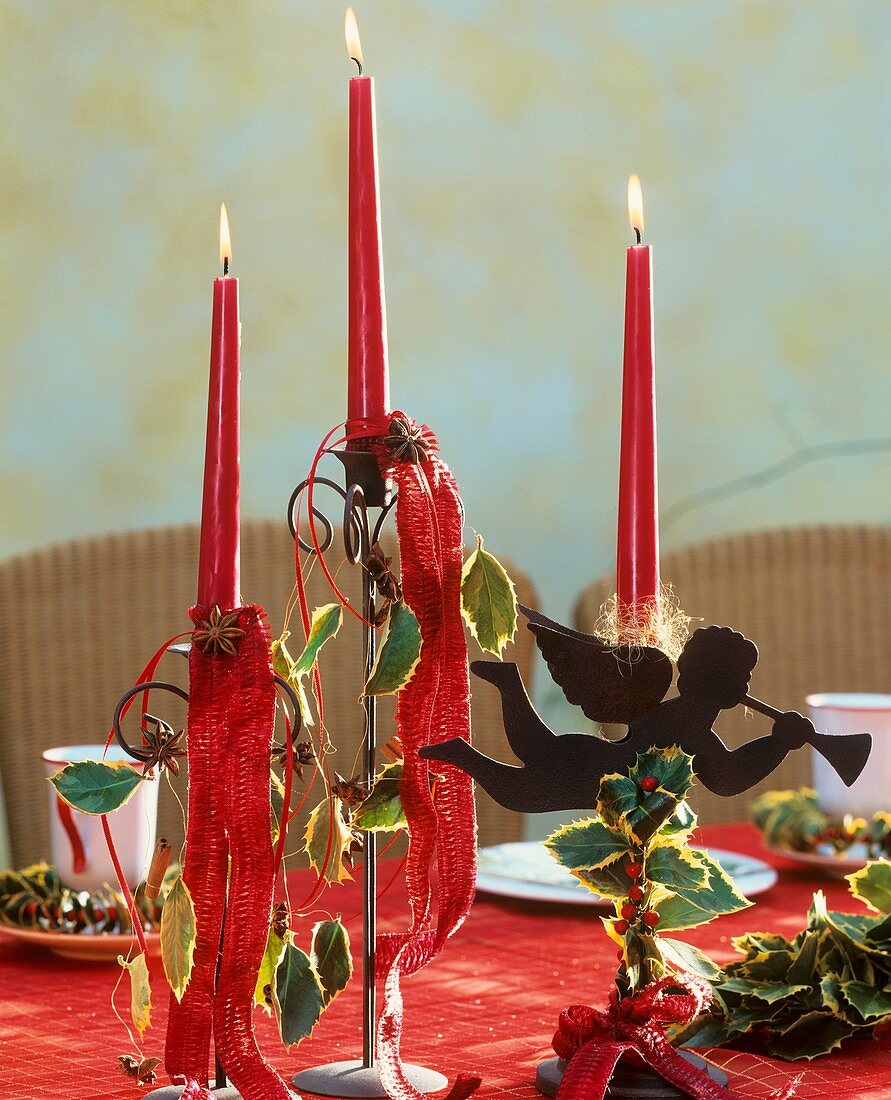 Kerzenständer mit Ilexblättern und Beeren verziert