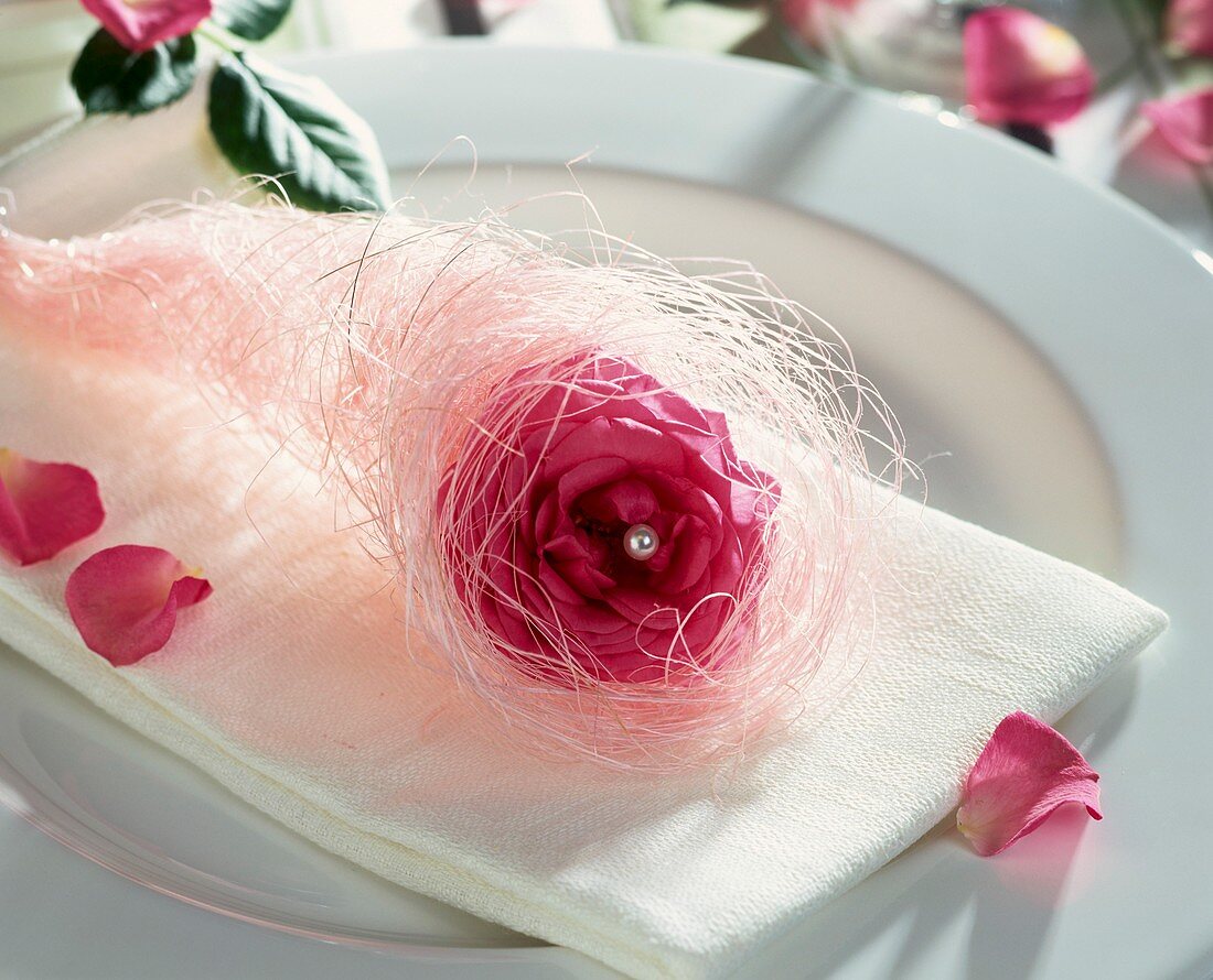 Serviettendeko mit Rosenblüte und weißem Engelshaar