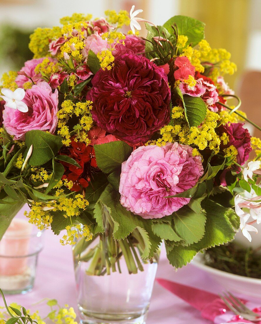 Summery arrangement of roses and lady's mantle