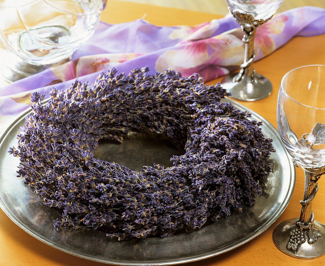Lavendel-Kranz auf Teller