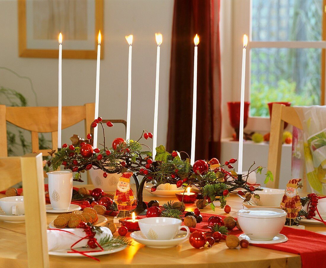Festliche Tischdeko mit Hagebutten und Nüssen zum Adventstee