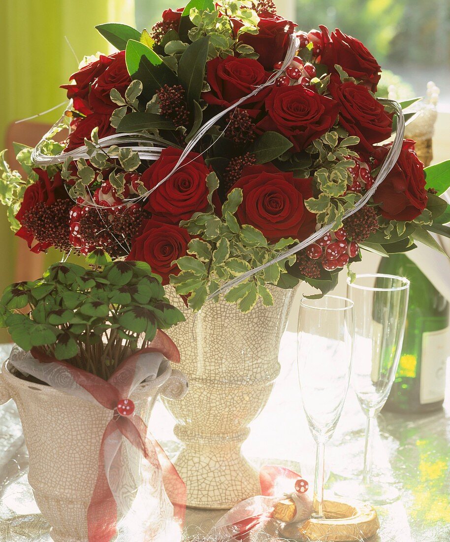 Strauss mit roten Rosen und Pittosporum-Zweige zur Hochzeit