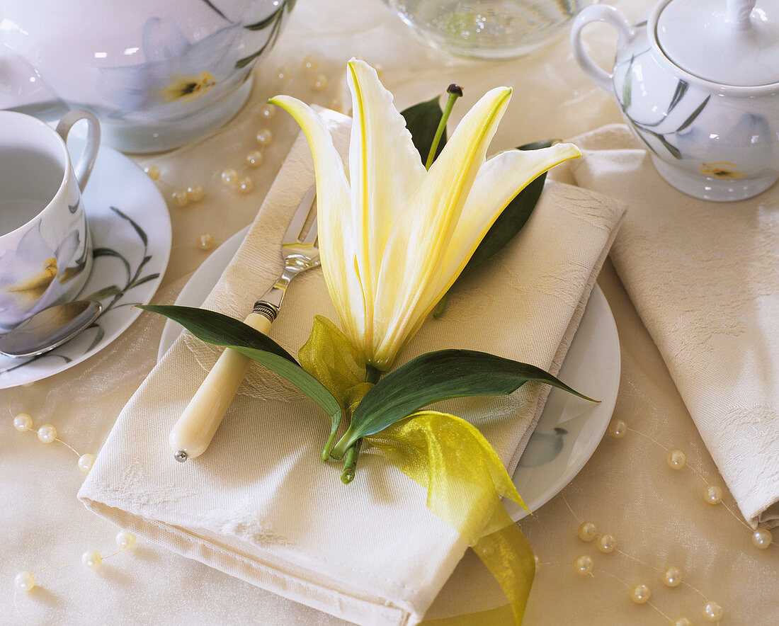 Lily napkin decoration