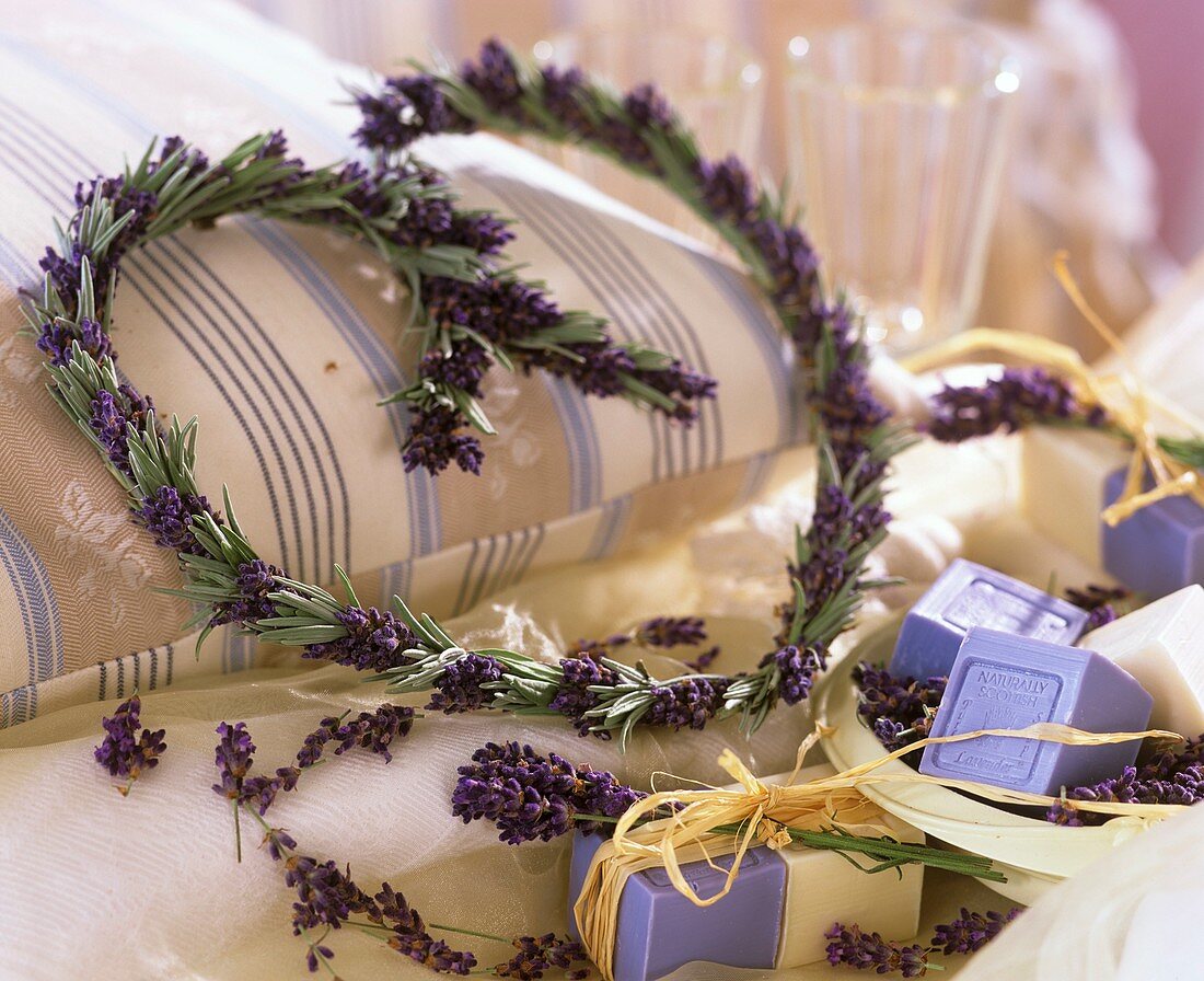 Drahtherz mit Lavendel, Lavendel- und Rosenseifen