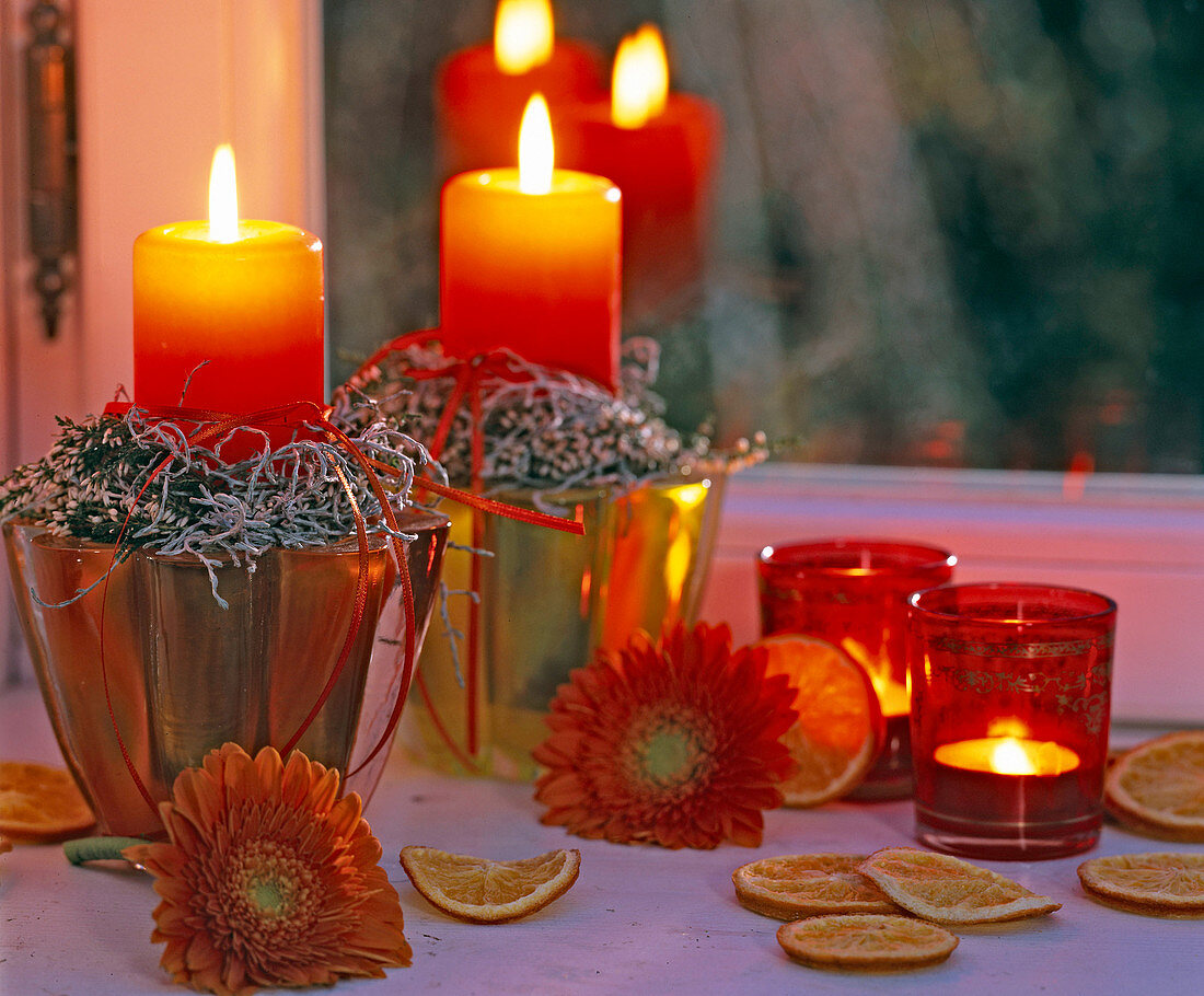 Kerzendeko mit Heidekraut, Gerbera und Orangenscheiben