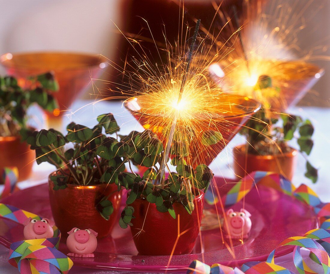 4-leaf clover with sparklers, marzipan pigs