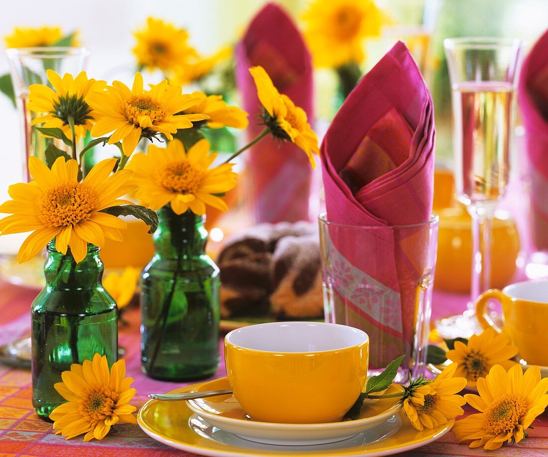 Sommerlicher Kaffeetisch dekoriert mit Sonnenblumen