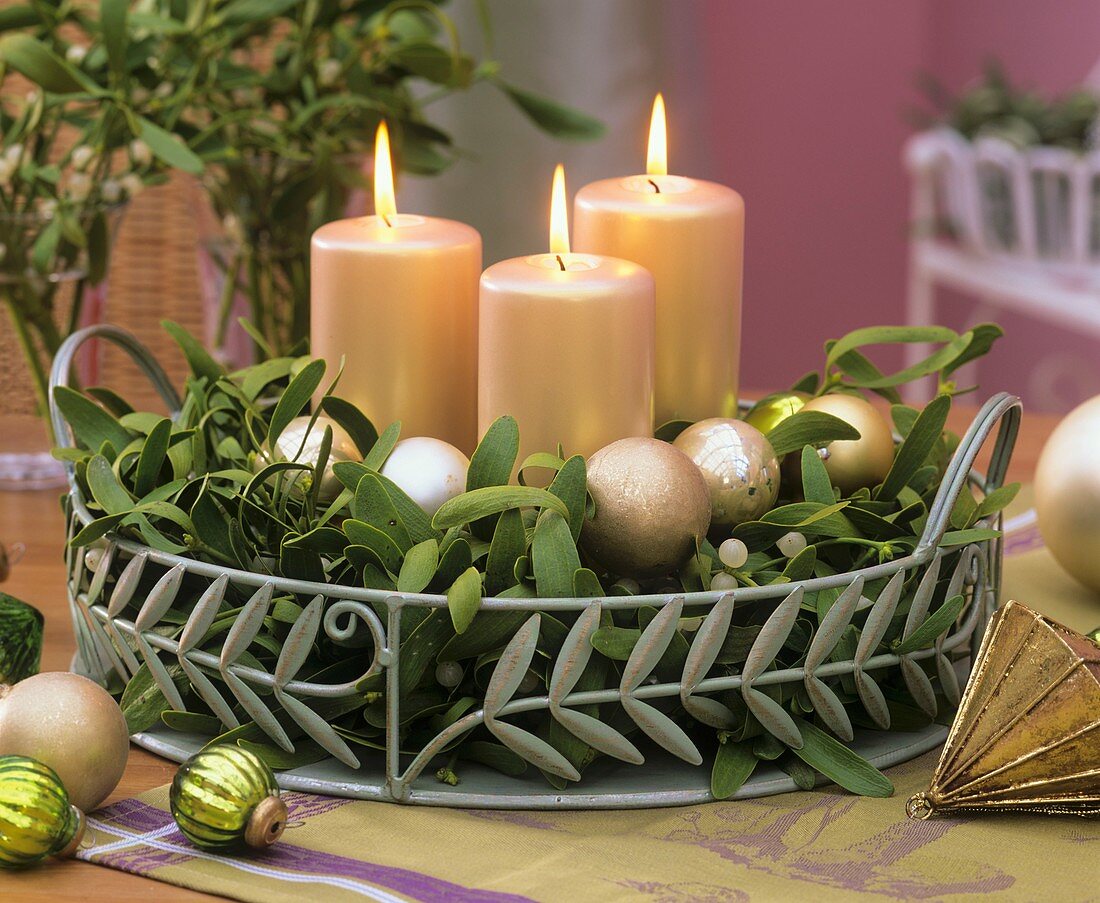 Adventsgesteck aus Mistelzweigen und Kerzen