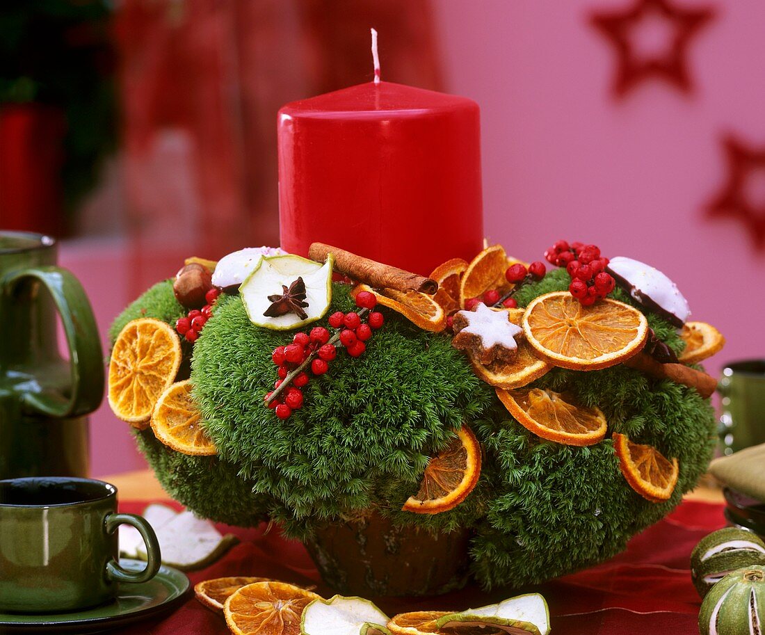 Adventsgesteck mit Orangenscheiben, Ilex und roter Winterbeere