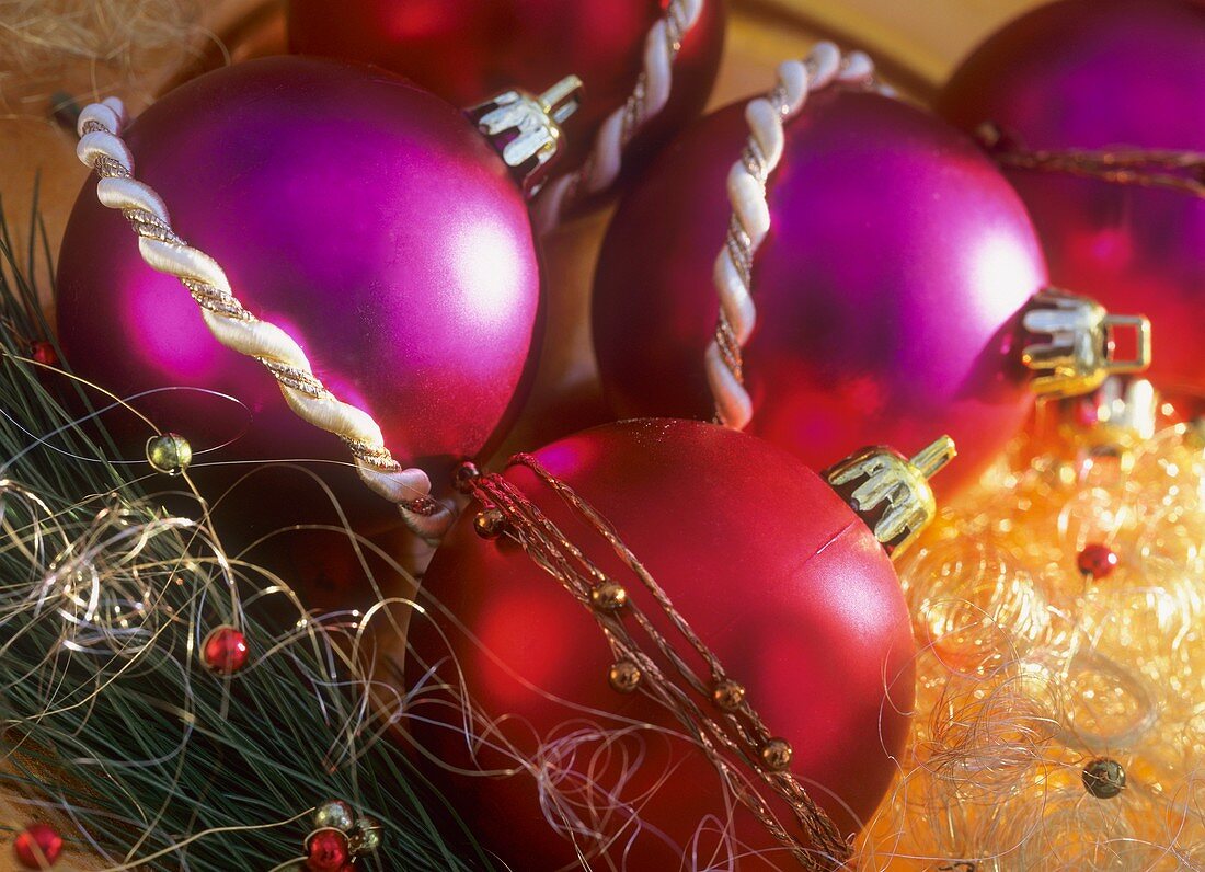 Weihnachtsbaumkugeln mit festlicher Kordel und Perlendraht
