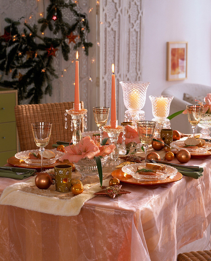 Gedeckter Weihnachtstisch mit Amaryllis und Lachs