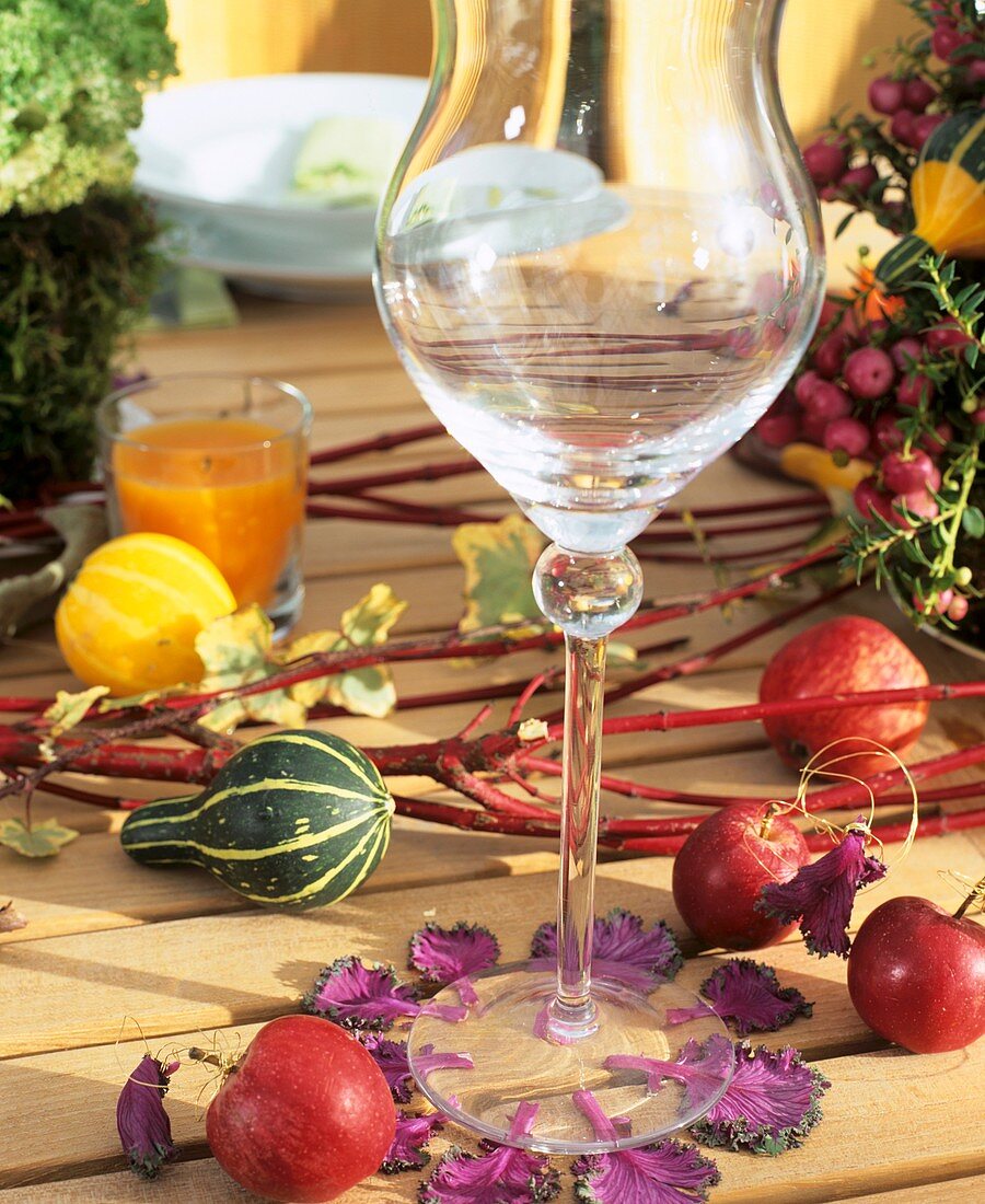 Zierkohlblätter als Tischdeko für Weinglas