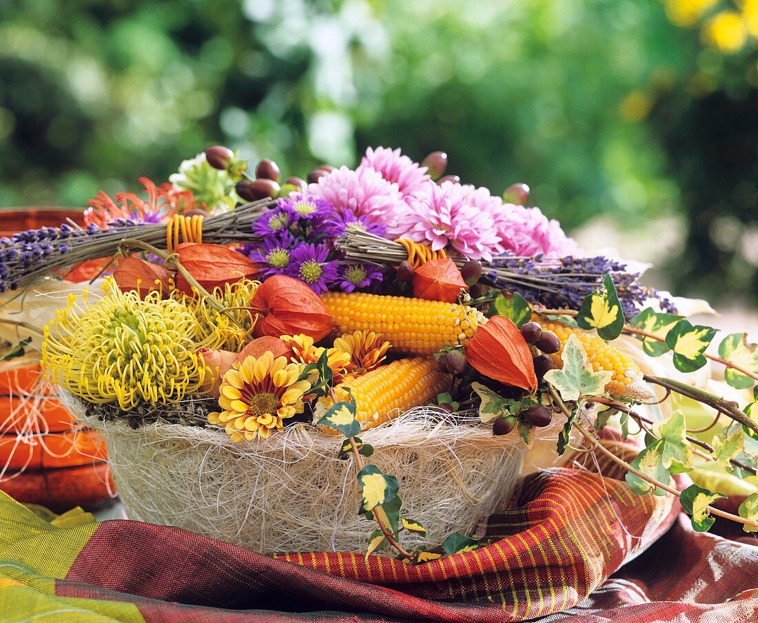Sisalschale mit Maiskolben und Herbstblumen